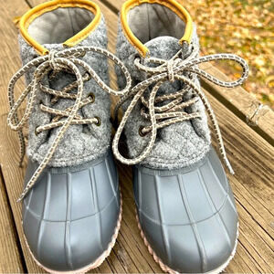 Magellan grey outdoor/rain/all weather duck shoes. Great condition!5 youth/woman